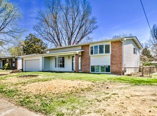 725 Charvel Dr, Florissant, MO 63031