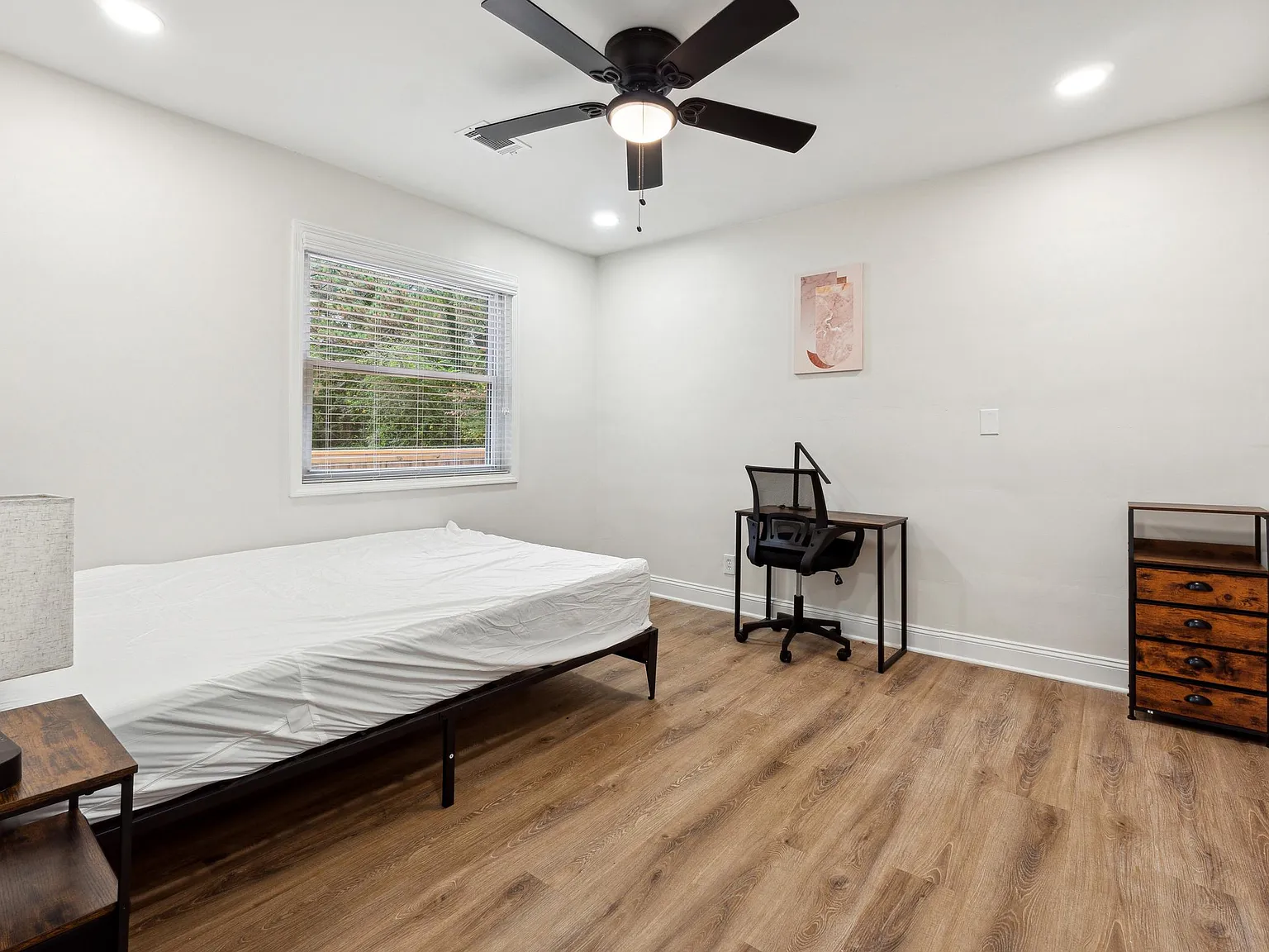4 bed, 7.5 bath, 2500 sqft, $866 — Photo 2
