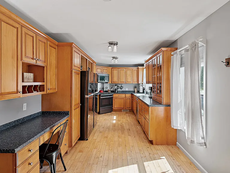 387 Maple Ave — Photo 5