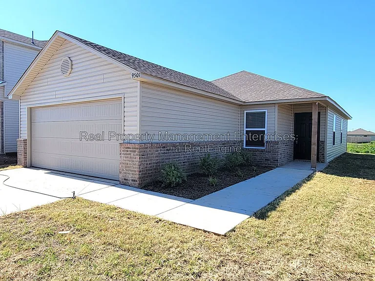 9501 NW 118th St — Photo 2