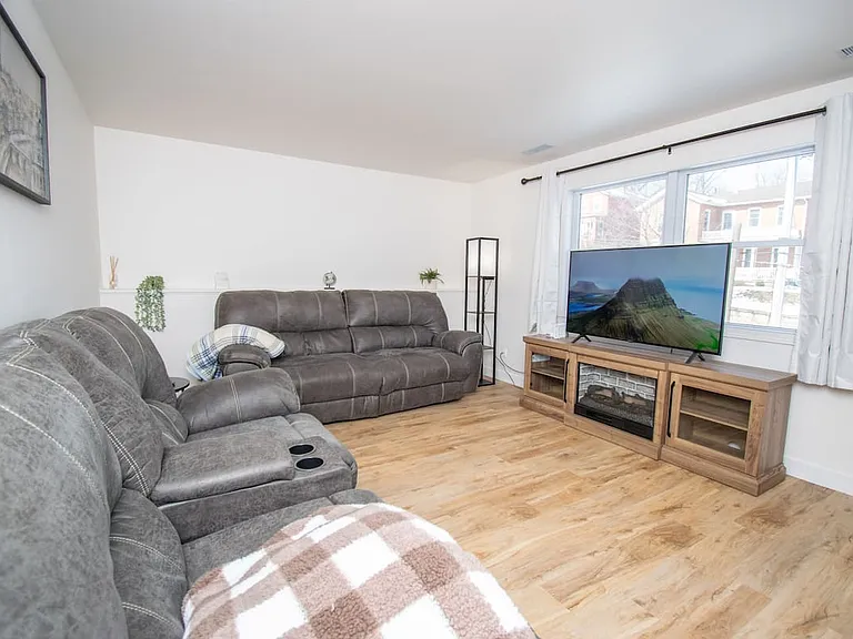 554 W 5th St #1 — Photo 3