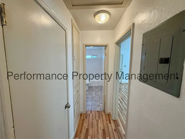Woodrow Ave 720 — Photo 4