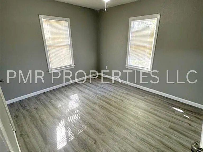 1804 NW Kingsbury Ave — Photo 11