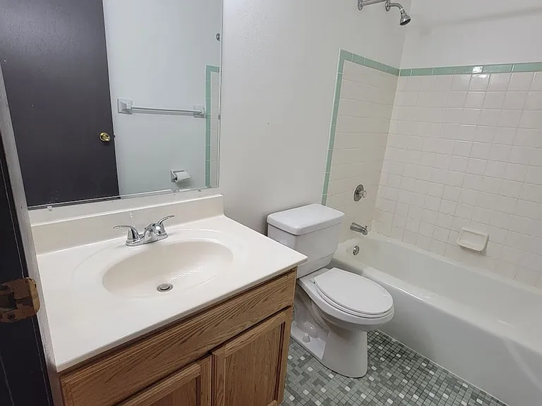 Canterbury Court Apartments — Photo 18