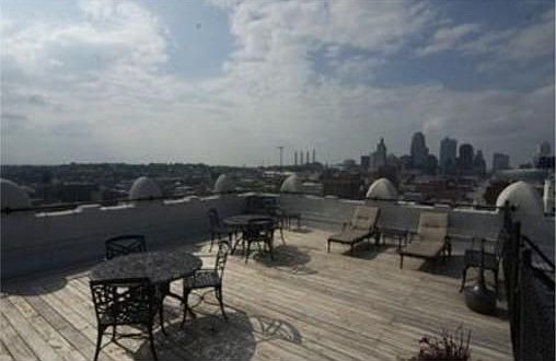 Sweeping city views from the rooftop deck! 