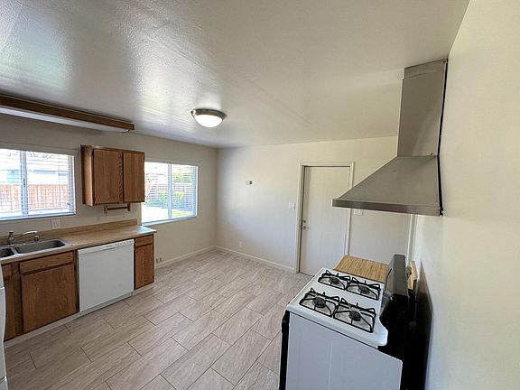 3rd image of 858 Lois Ave