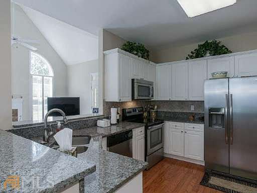 5th image of 115 Woodmere Ln