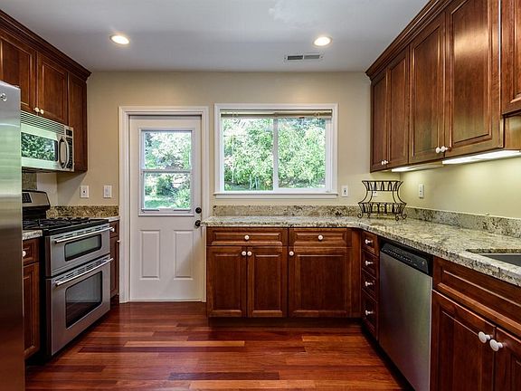 5th image of 3876 Chatham Ct