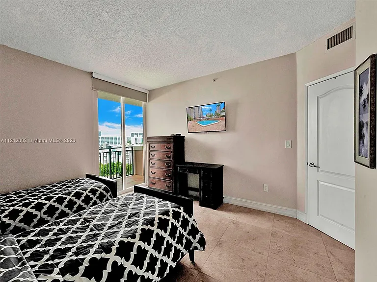 17555 Atlantic Blvd #806 — Photo 23