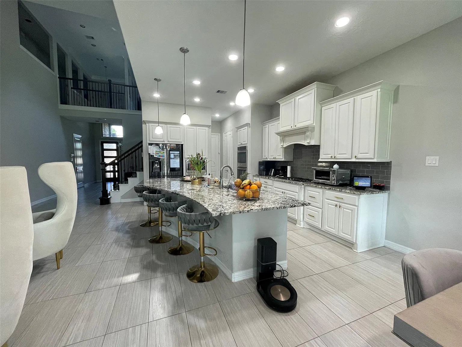 4 bed, 3.5 bath, 3417 sqft, $4,000 — Photo 2