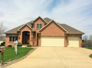 2229 Meadow Ridge Dr, De Pere, WI 54115