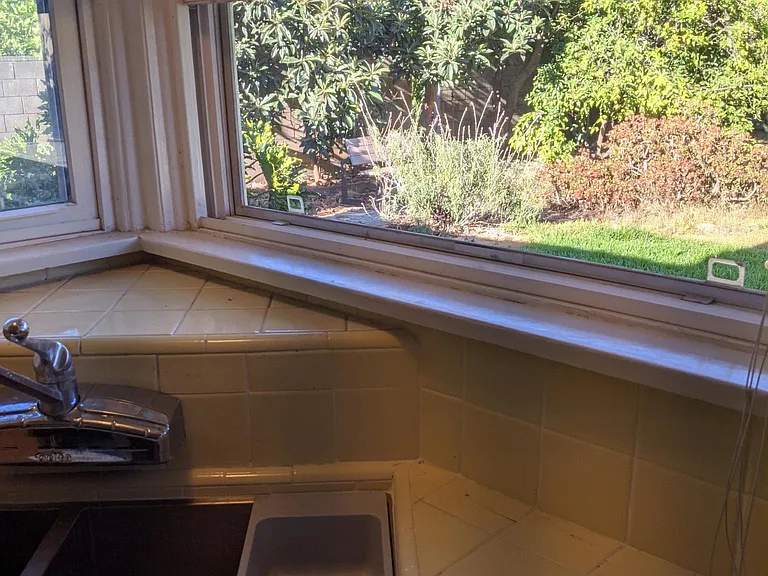 1212 S Mayflower Ave — Photo 10