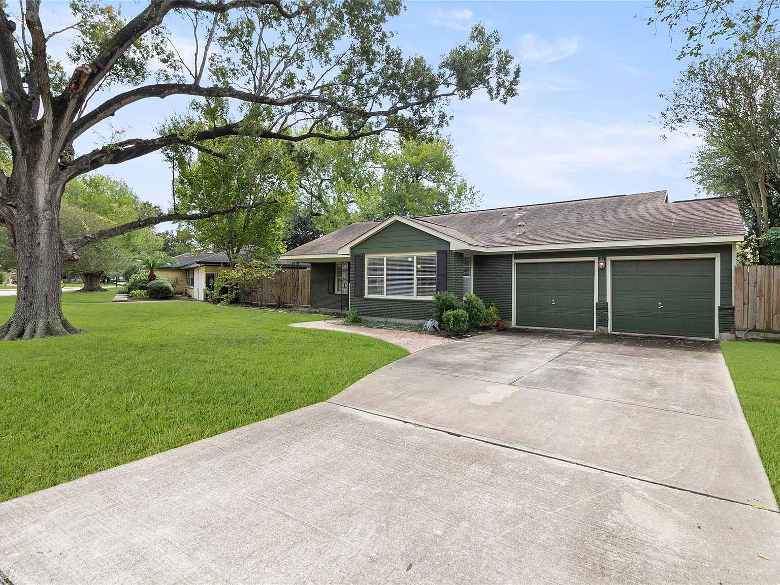 3 bed, 2.0 bath, 1952 sqft, $2,600 — Photo 2