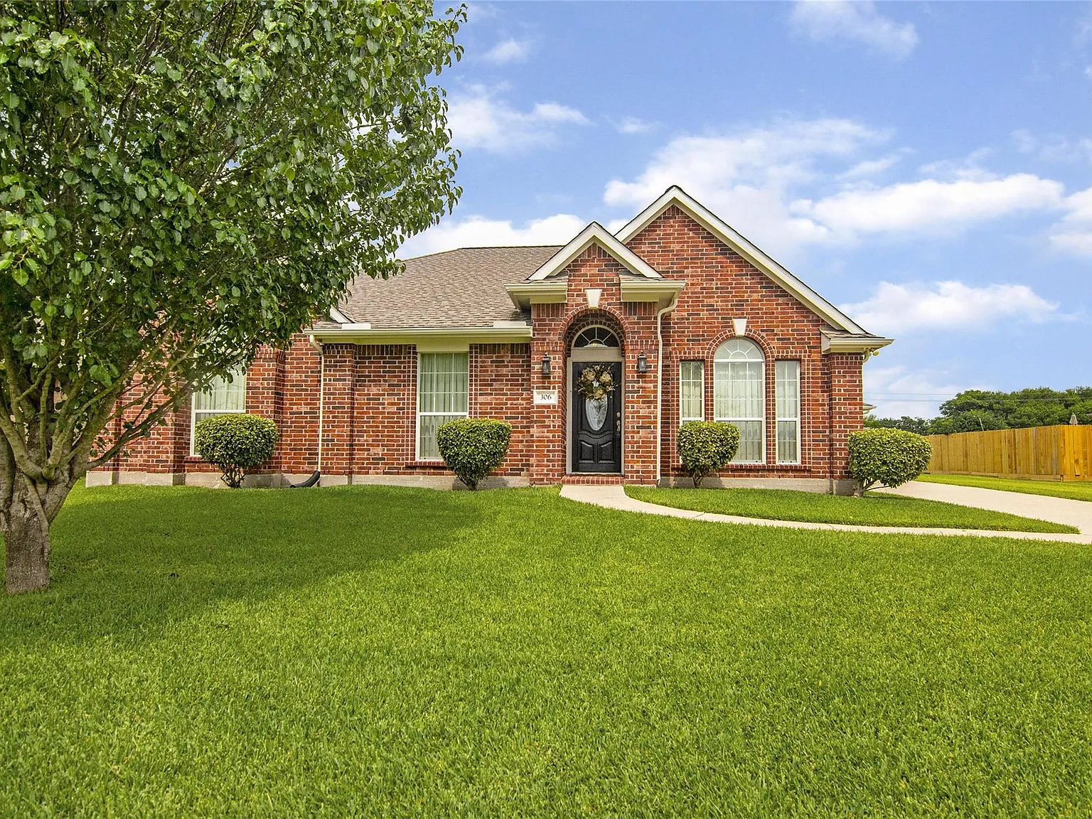3 bed, 2.0 bath, 2304 sqft, $2,750 — Photo 3