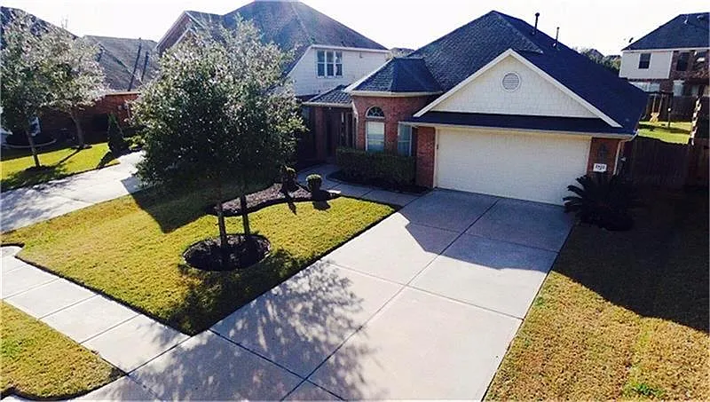 4 bed, 2.0 bath, 2018 sqft, $2,400 — Photo 1