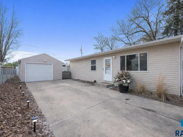 2317 E 18th St, Sioux Falls, SD 57103