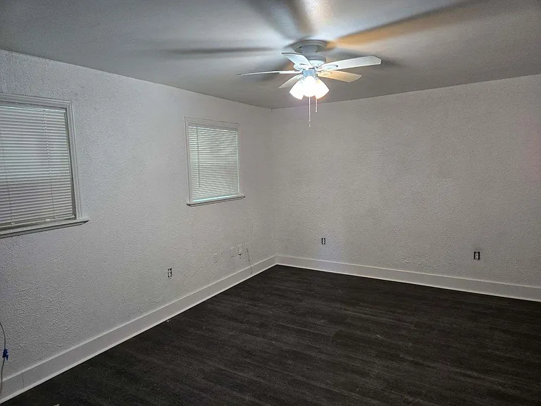 308 N Elm St — Photo 8
