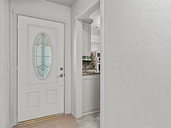 5th image of 725 Ranchoak Dr