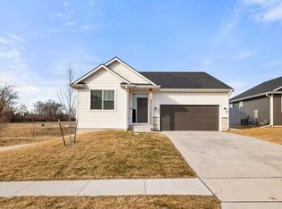 683 SE Dapple Dr, West Des Moines, IA 50265