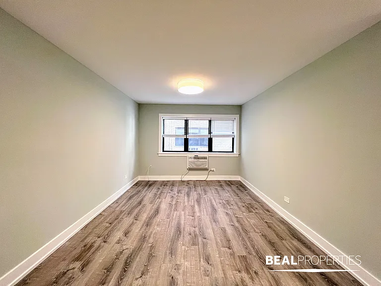 445 W Barry — Photo 88
