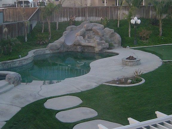 Pool & Putting Green