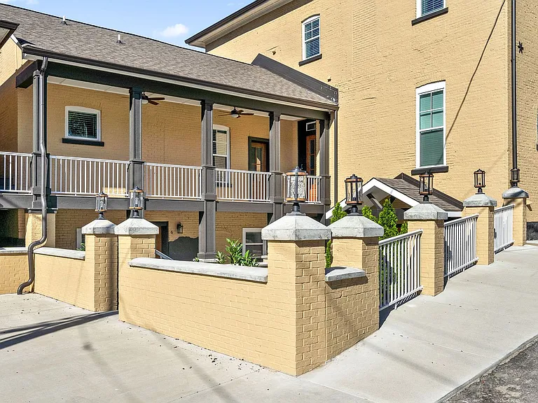 Madison St - 638 (x8) — Photo 15