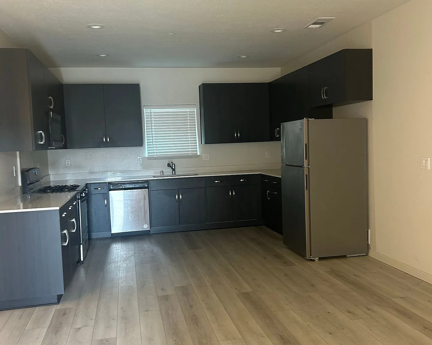 3 bed, $2,025 — Photo 2