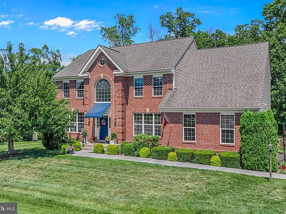 3rd image of 33 Lackawanna Ln
