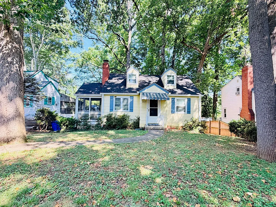 907 Heron Dr