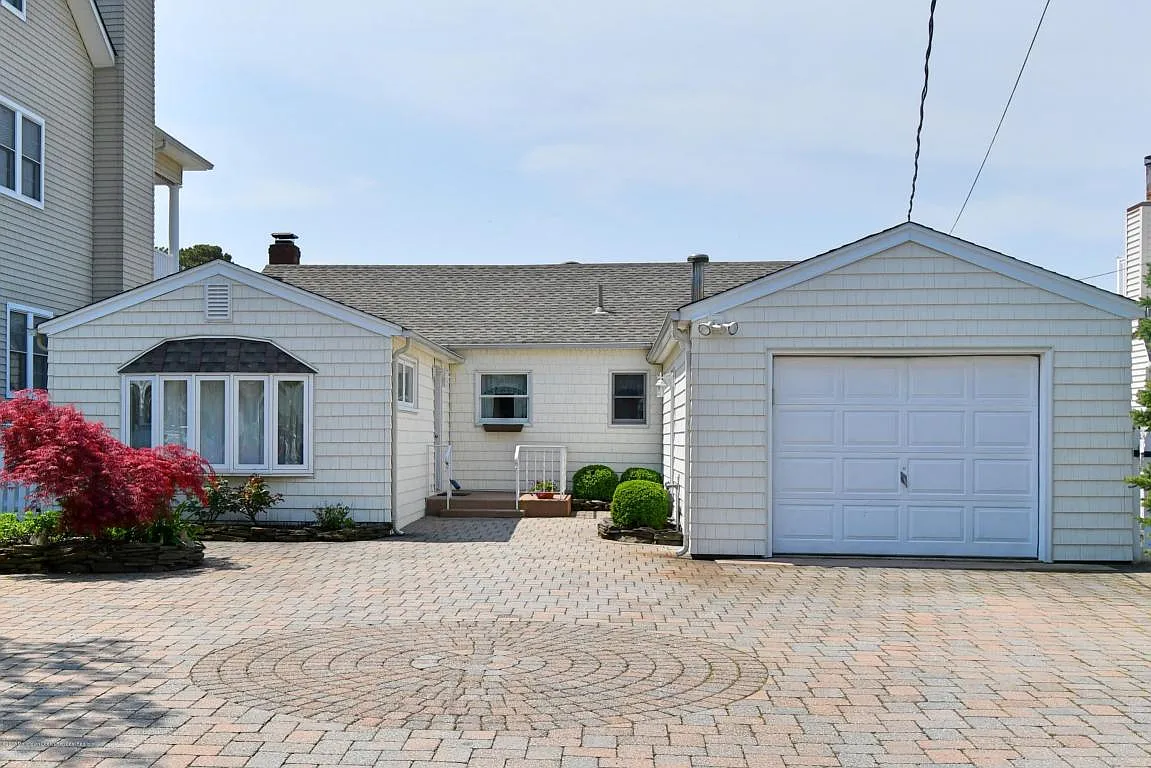 785 North Dr photo 1