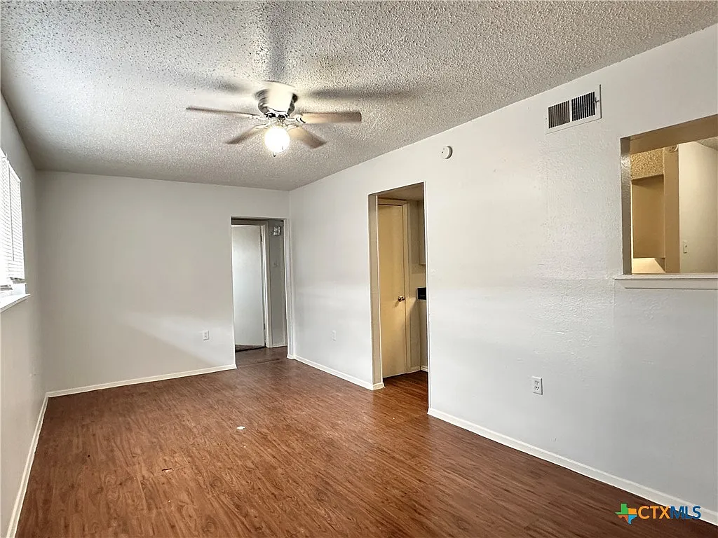 2 bed, 1.0 bath, 8358 sqft, $850 — Photo 2