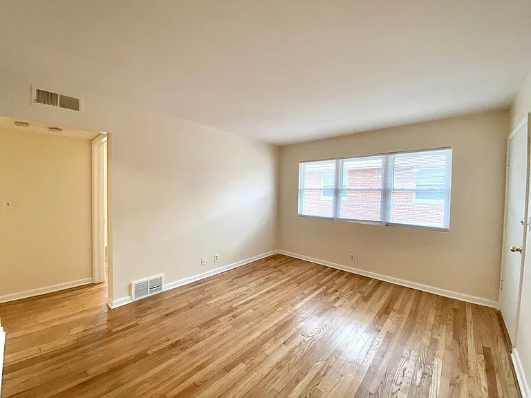 3020 W Fardale Ave — Photo 5