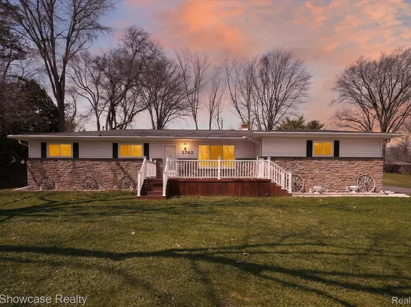 3762 Lakewood Dr, Waterford, MI 48329