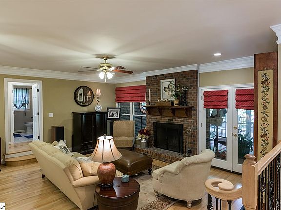 5th image of 137 Kingswood Cir