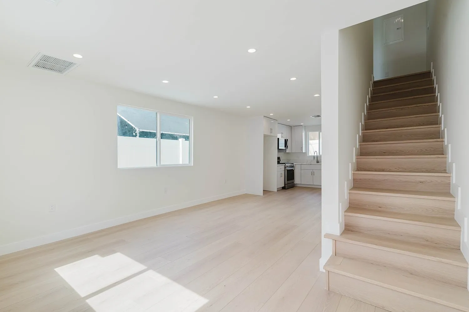 2 bed, 850 sqft, $2,700 — Photo 3