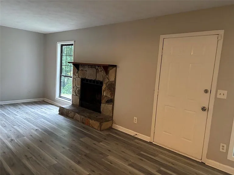 1386 Williamsburg Ln — Photo 5