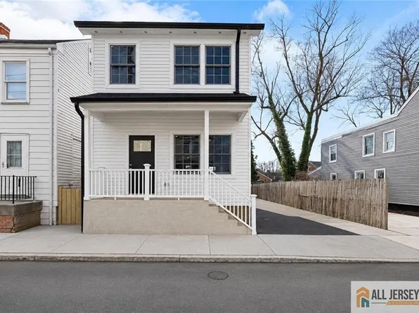 32 West St, Bordentown, NJ 08505