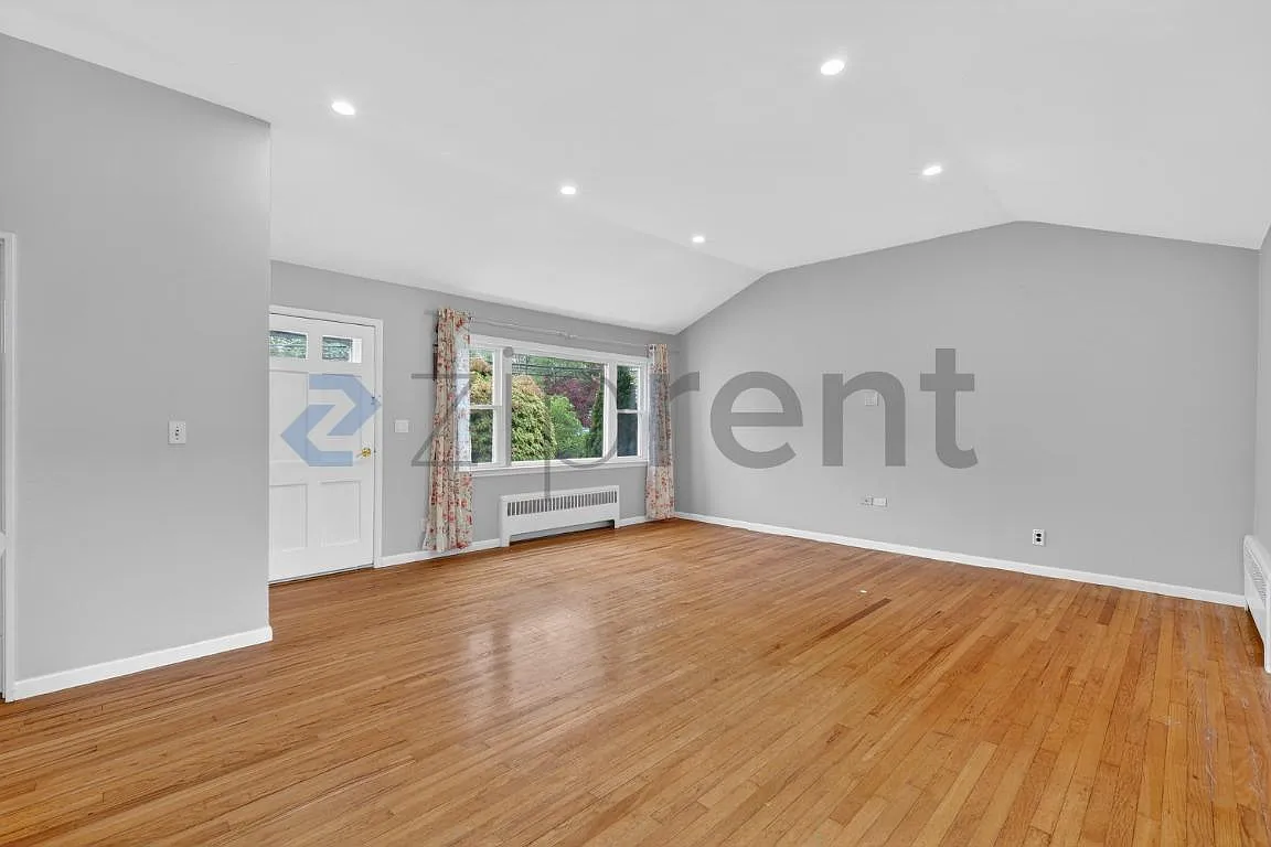 3 bed, 1.5 bath, 1255 sqft, $5,500 — Photo 3
