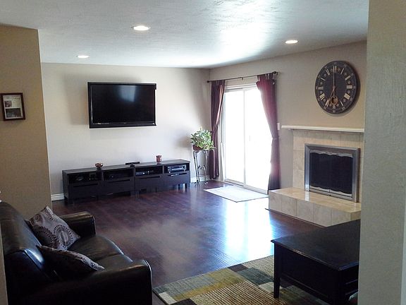 Open & spacious living room 