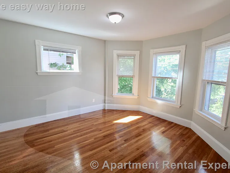 32 Russell St #1 — Photo 5