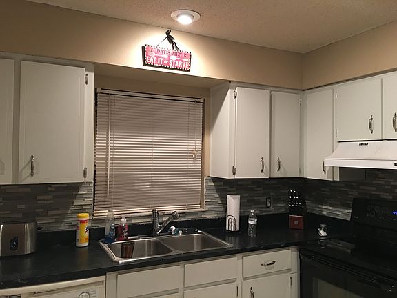 Kitchen/Partial view