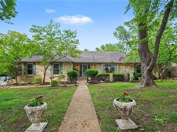 2 W Bridlespur Ter, Kansas City, MO 64114