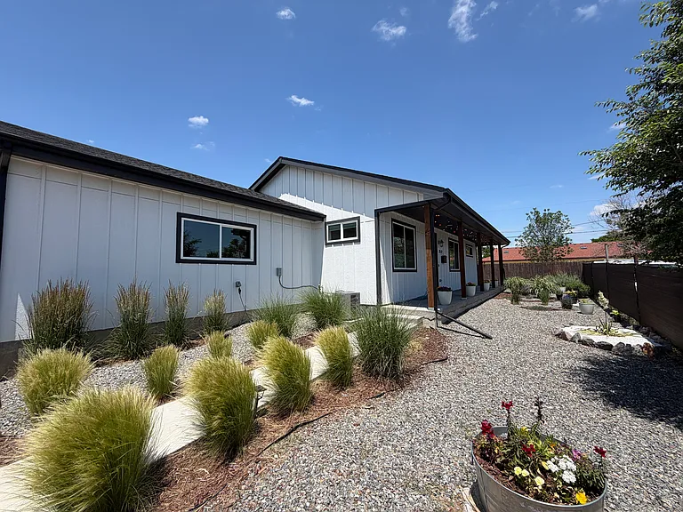 2527 W Wesley Ave — Photo 3