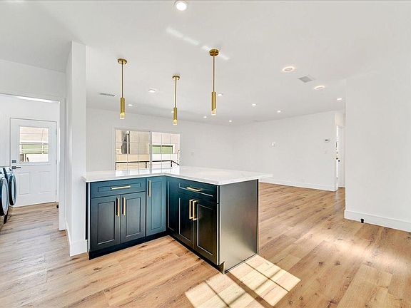 3rd image of 22057 Vanowen St