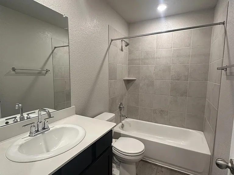201 Longmount Cv — Photo 10