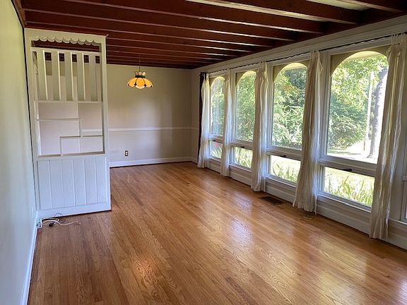 4th image of 472 Manley Dr