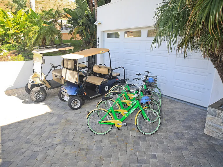 4 bikes and BRAND NEW 6 SEATER Golf cart (NOT PICTURED HERE)with Lights and bluetooth - key start lithium battery- Street Legal