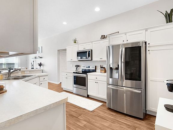 4th image of 3241 Sennett Cir