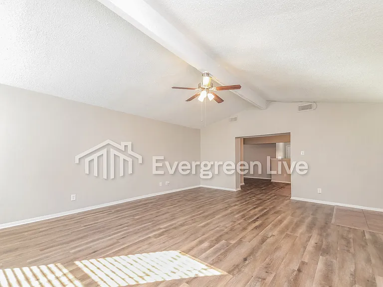 821 Quebec Dr — Photo 4