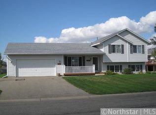 741 Heritage Ln, Belle Plaine, MN 56011